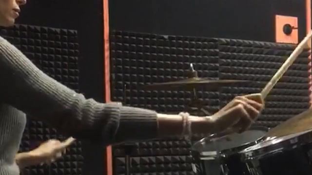 Игра ученика на барабанной установке смотреть онлайн