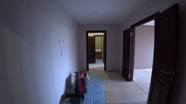 Ремонт вторички на ул. Верхние поля | Монтаж плинтусов | Потолок с подсветкой в гостиной смотреть онлайн