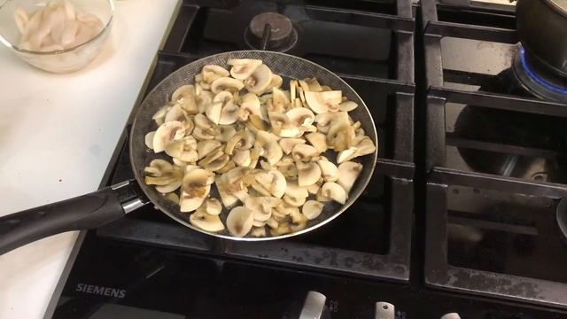 Салат с кальмарами и грибами! Вкуснейший салат на ваш стол. смотреть онлайн