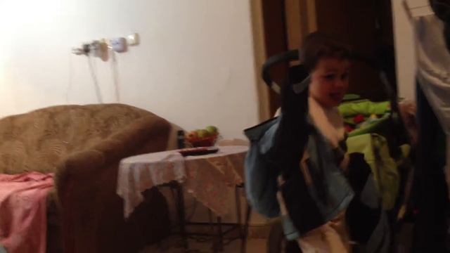 Ребёнок 4 лет изобрёл способ быстро одеваться.А вам слабо? смотреть онлайн