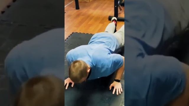 Как научиться отжиматься на брусьях за 30 сек смотреть онлайн