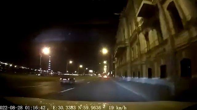 Киа перевернулся задев автомобиль. Проскользил на боку по Пироговской набережной смотреть онлайн