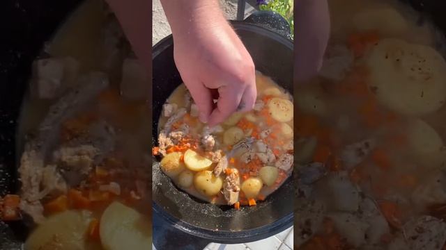 Жаркое по домашнему в казане на костре #рецепт #вкусноипросто #жаркоеподомашнему #дача #казан #food смотреть онлайн