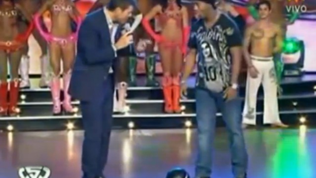 Ведущий упал, пытаясь повторить финт смотреть онлайн