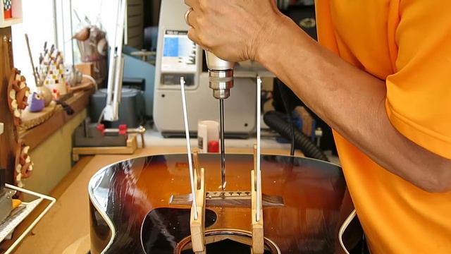 Drilling bridge pin holes on Gibson J-45 смотреть онлайн