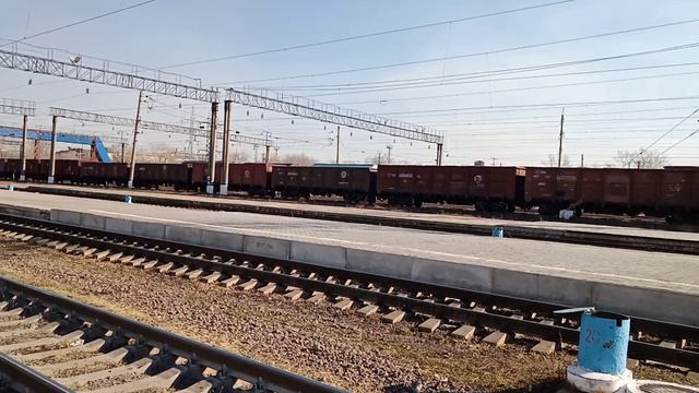 KZ8A с грузовым поездом следует по станции Караганда пассажирская на проход смотреть онлайн