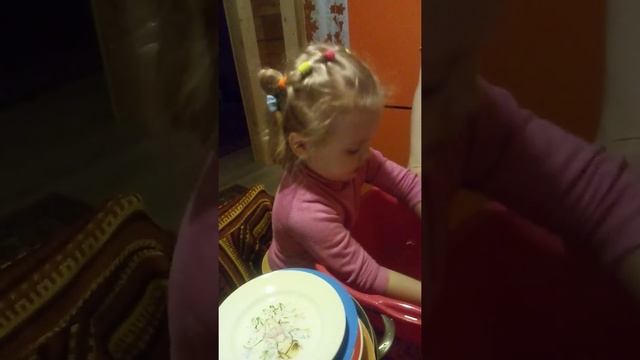 Самая милая помощь мыть посуду маме????? смотреть онлайн