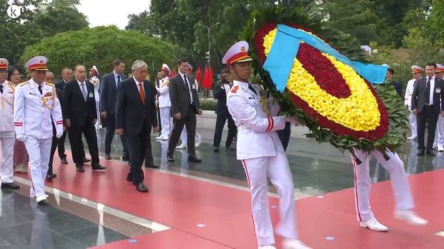 Церемония возложения цветов к монументу национальным героям на площади Ба Динь смотреть онлайн