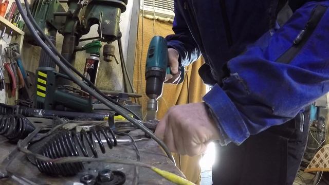 (27 февр. 2017) Сложный багажник, ремонт седла и как склеить крыло смотреть онлайн