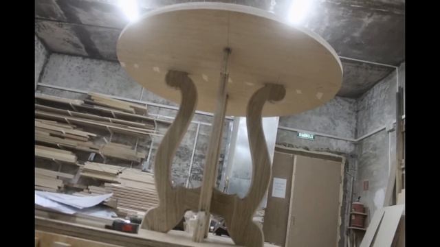 Штучный круглый кухонный стол с витыми опорами, фото отчет из мастерских Marko Studio смотреть онлайн