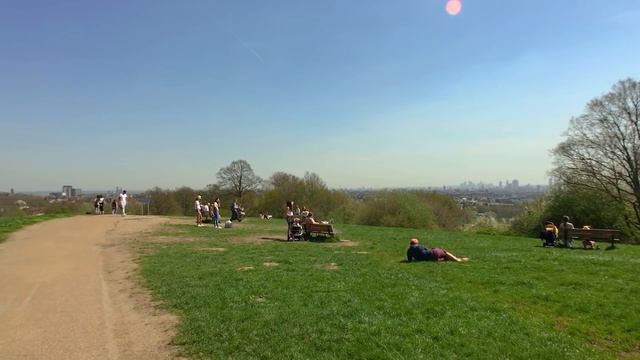 LONDON WALK through Hampstead Heath incl. Ponds and Parliament Hill Viewpoint | England смотреть онлайн