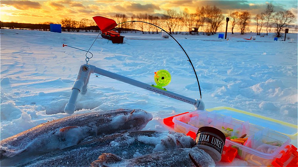 САМОПОДСЕКАЙКА ЛОВИТ ФОРЕЛЬ САМА Ловля форели на резину в сильный ветер смотреть онлайн