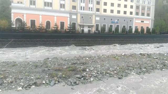 Горная река Мзымта в конце апреля, 2016 г. смотреть онлайн