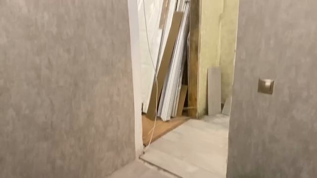 УРА, УКЛАДЫВАЕМ КЕРАМОГРАНИТ. ПОЯВИЛИСЬ РОЗЕТКИ И ЛАМИНАТ В СПАЛЬНЕ. ДЕНЬ 1 смотреть онлайн