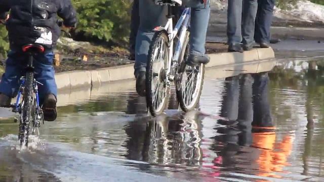 Городское половодье. По весенним лужам и асфальту. Spring смотреть онлайн