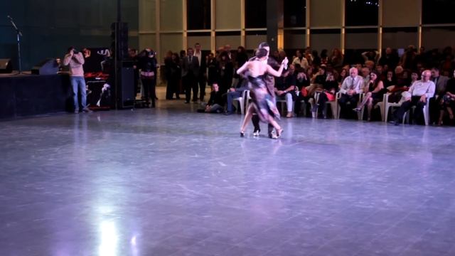 Pablo Fidanza & Julia Marini - Exhibición final del 8º Campeonato de Tango de Zona Norte смотреть онлайн