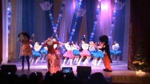 Классный и весёлый, новогодний танец!