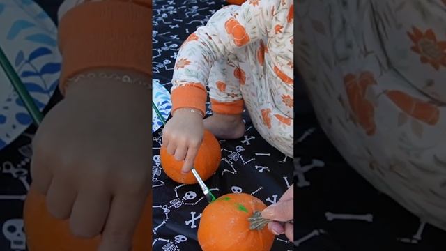 Toddler Paints Pumpkins смотреть онлайн