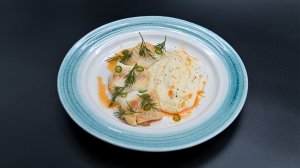 Белая рыба с пюре из корня сельдерея и чили-маслом