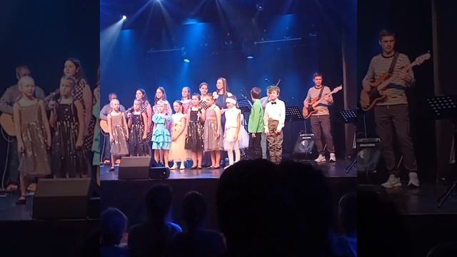 По реке плывёт кораблик смотреть онлайн