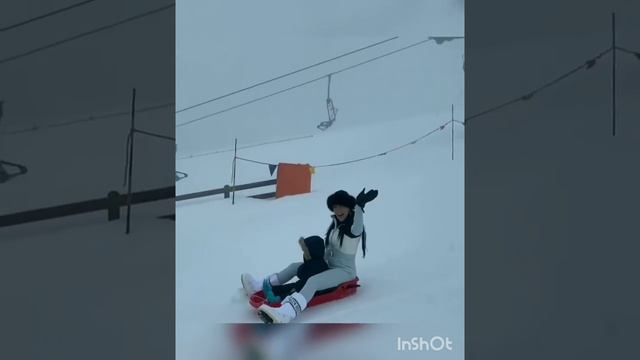 Georgina with her children playing in the snow ☃️❤️❄️☃️ #cr7#cristianoronaldo#georginarodriguez смотреть онлайн