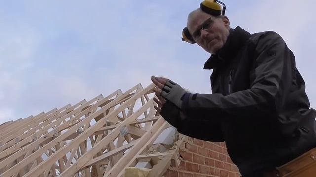 How to set out a hipped gable end roof. ***SETTING OUT A BARN END ROOF*** смотреть онлайн
