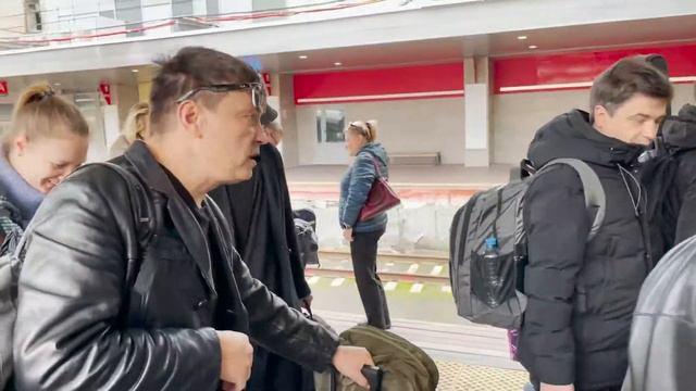 SHAMAN показал видео с вокзала, отправляясь в большой осенний тур по России смотреть онлайн