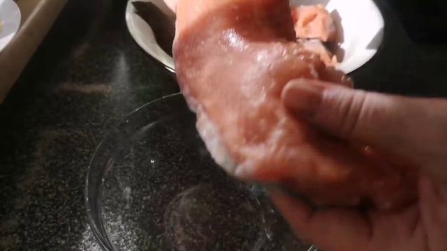 Форель солю и жарю каспийский берш.