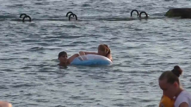 Мальчик тонет (социальный эксперимент в море) / Boy drowns in a sea (social experiment) смотреть онлайн