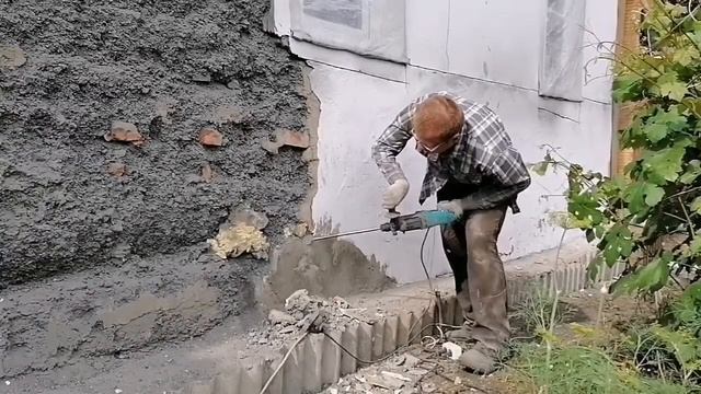Продолжаю отбивать стену от старой штукатурки, не хороший сюрприз в конце видео смотреть онлайн