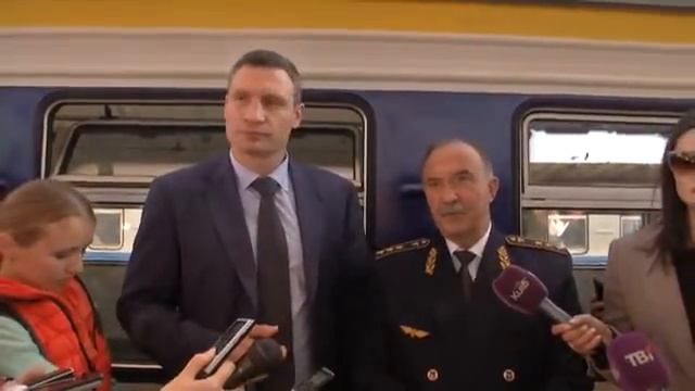 Кличко: Запуск обновленной городской электрички сделает более удобным передвижение киевлян смотреть онлайн