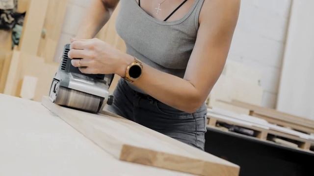 Девушка-столяр за работой. Промо-ролик. смотреть онлайн