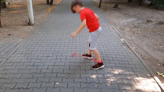 Нейроскакалка Скакалка на одну ногу со светящимся роликом Развивающие игрушки смотреть онлайн