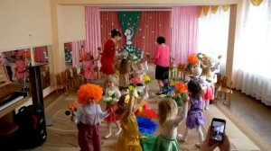 Вход с цветами младшая группа