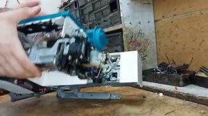 Из за маленькой детали не работает швейная машинка за 80 000 рублей.