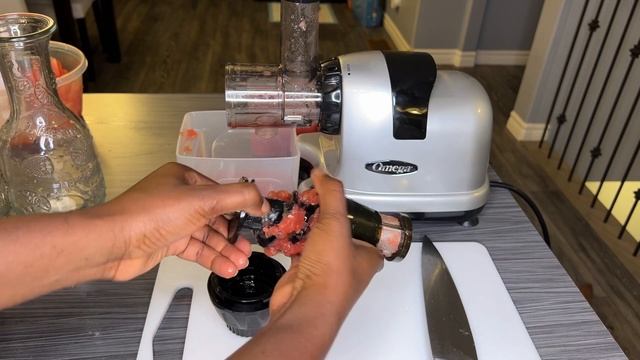 Omega 8007 juicer - Pineapple & Watermelon juicing смотреть онлайн