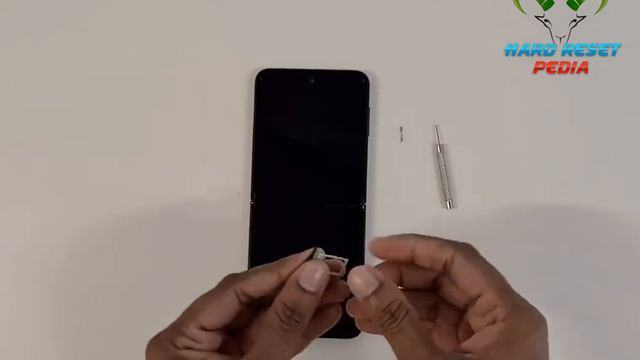 Samsung Galaxy Z Flip3 5G Insert SIM Card смотреть онлайн