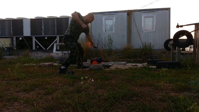 Разбил каску кулаком смотреть онлайн