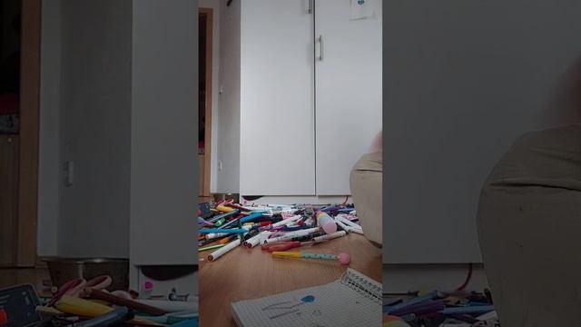 убираюсь на столе если вы хотите вторую часть то пишите в комментарии смотреть онлайн