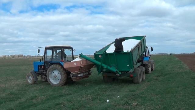 Посевная компания в хозяйстве:Разброс удобрений и загрузка сеялки и сев зерна. смотреть онлайн