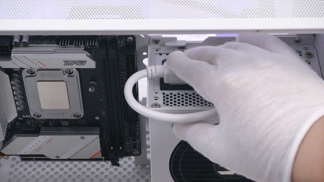 桌面硬件展示‘’窗‘’？240+itx的快乐小主机 || The Shiny Snake S500 - A new 240itx case for 336mm long GPU. смотреть онлайн