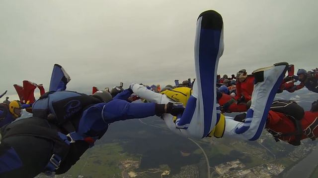 Красивая двухслойная облачность (смотреть с 1:35) смотреть онлайн