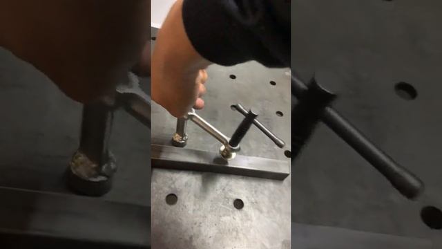 Струбцина для сварочного стола