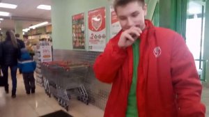 КАССИР ПЯТЁРОЧКИ НЕ ВЫПУСКАЕТ ИЗ МАГАЗИНА, ТРЕБУЕТ ПОКАЗАТЬ СУМКУ