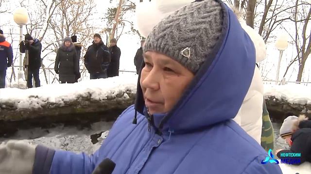 Светлый день: нижнекамцы спешат набрать освещённой воды смотреть онлайн