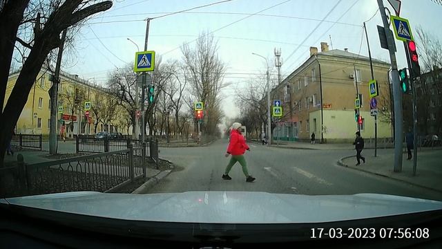 Саратов. Автобус 6 дважды за минуту проехал на красный. смотреть онлайн