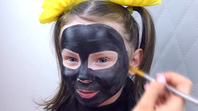 Alice looks like a doll Catty Noir from Monster High смотреть онлайн