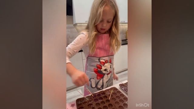 Леденцы на изомальте. Готовят дети. Полезные и вкусные конфеты своими руками. смотреть онлайн