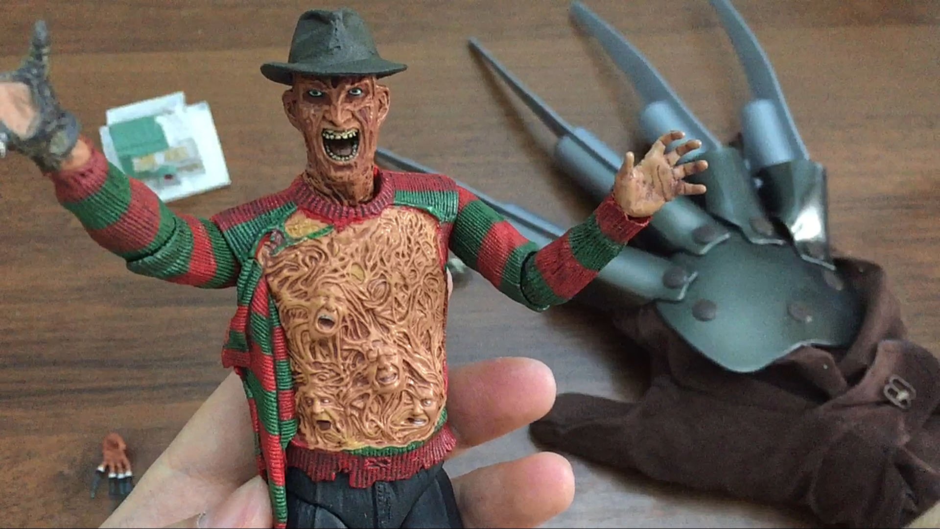 Жутко реалистичная Фигурка Фредди Крюгера из Кошмаров на улице вязов смотреть онлайн