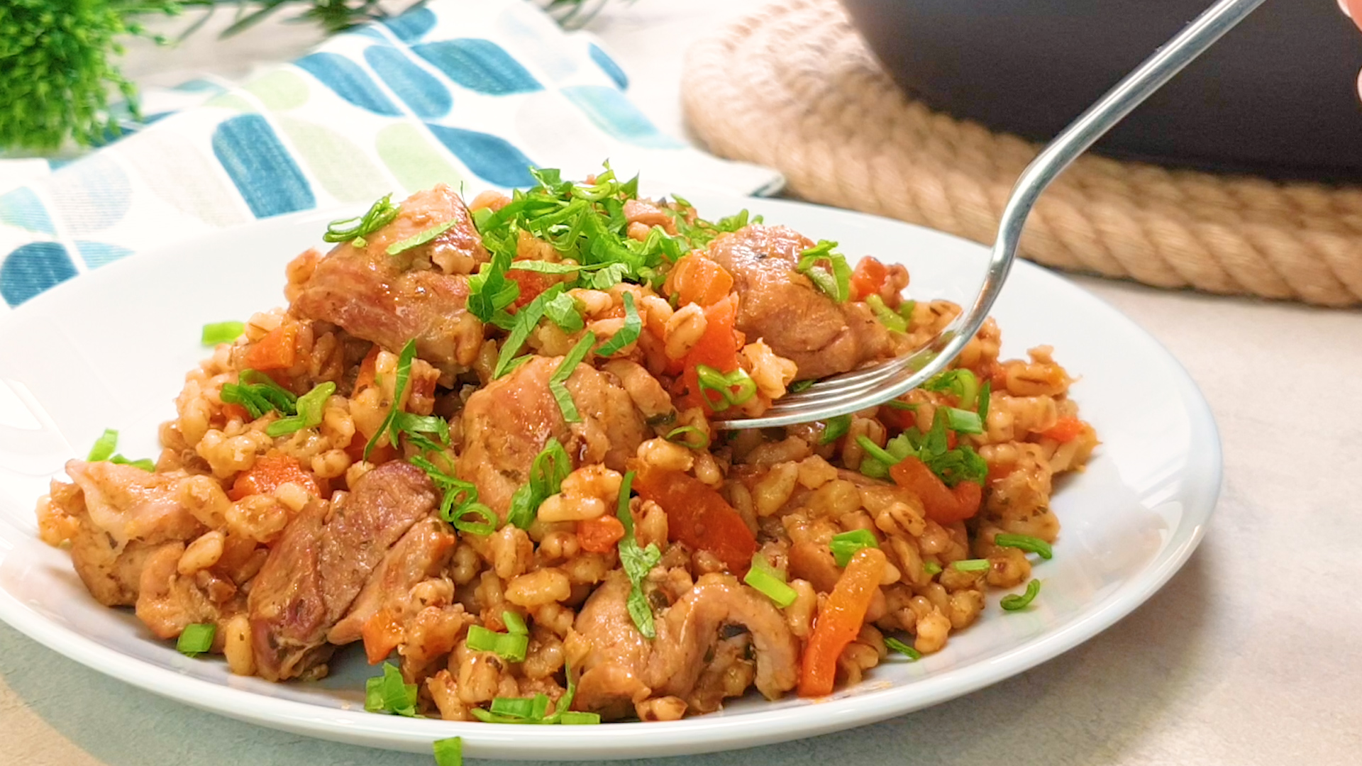 Перловку нужно НЕ ВАРИТЬ, а ЖАРИТЬ! ПЕРЛОВАЯ КАША С МЯСОМ НА СКОВОРОДЕ. Вся СЕМЬЯ ОБОЖАЕТ это БЛЮДО! смотреть онлайн